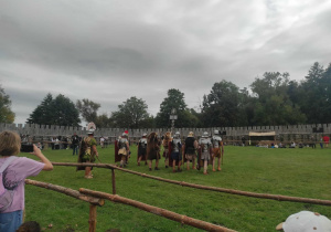 Uczniowie oglądający inscenizacje historyczną