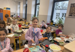 Uczniowie w czasei zajęć kulinarnych