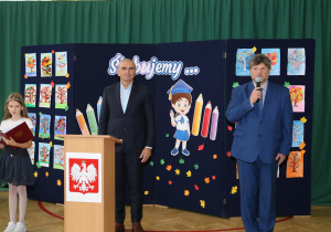 Dyrektor, nauczyciele i uczniowie w czasie uroczystości