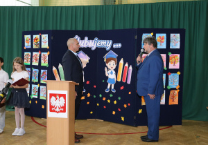 Dyrektor, nauczyciele i uczniowie w czasie uroczystości