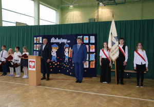 Dyrektor, nauczyciele i uczniowie w czasie uroczystości