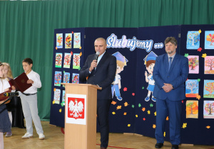 Dyrektor, nauczyciele i uczniowie w czasie uroczystości