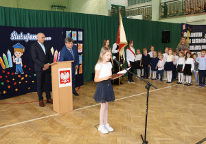 Dyrektor, nauczyciele i uczniowie w czasie uroczystości