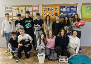 Grupa uczniów z dziwnymi "plecakami"