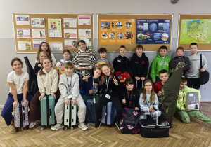 Grupa uczniów z dziwnymi "plecakami"