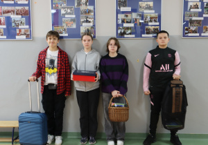 Grupa uczniów z dziwnymi "plecakami"