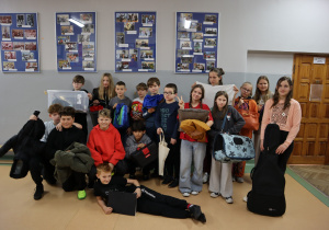 Grupa uczniów z dziwnymi "plecakami"