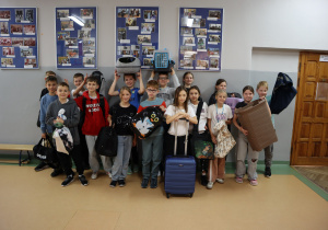 Grupa uczniów z dziwnymi "plecakami"
