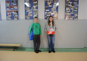 Grupa uczniów z dziwnymi "plecakami"