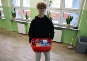 Grupa uczniów z dziwnymi "plecakami"