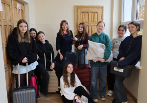 Grupa uczniów z dziwnymi "plecakami"