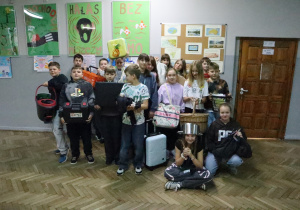 Grupa uczniów z dziwnymi "plecakami"