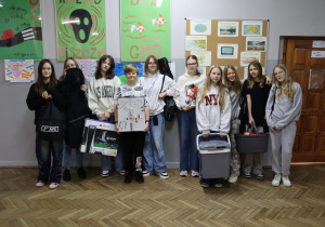 Grupa uczniów z dziwnymi "plecakami"