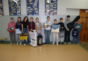 Grupa uczniów z dziwnymi "plecakami"