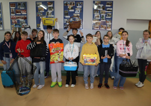 Grupa uczniów z dziwnymi "plecakami"