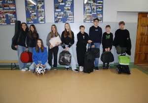 Grupa uczniów z dziwnymi "plecakami"