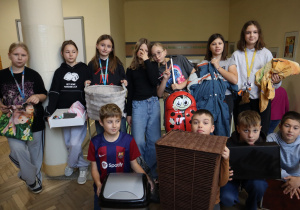 Grupa uczniów z dziwnymi "plecakami"