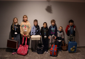 Grupa uczniów z dziwnymi "plecakami"