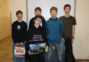 Grupa uczniów z dziwnymi "plecakami"