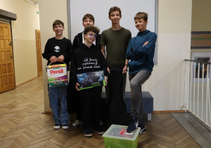 Grupa uczniów z dziwnymi "plecakami"