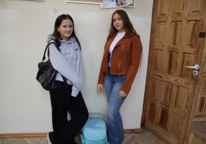 Grupa uczniów z dziwnymi "plecakami"