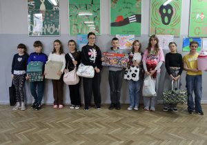 Grupa uczniów z dziwnymi "plecakami"