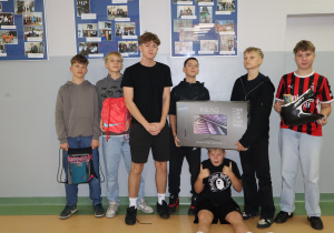 Grupa uczniów z dziwnymi "plecakami"