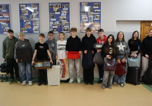 Grupa uczniów z dziwnymi "plecakami"