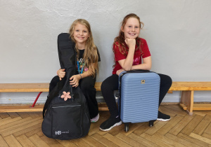 Grupa uczniów z dziwnymi "plecakami"