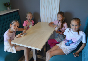 Uczniowie w lodziarni