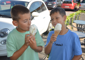 Uczniowie w lodziarni