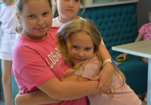 Uczniowie w lodziarni