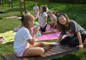 Uczniowie w czasie pikniku