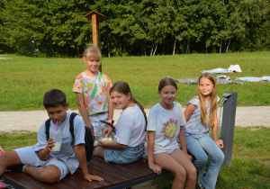 Uczniowie w czasie pikniku