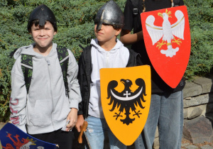 Uczniowie w przebranych za rycerzy