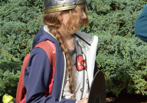 Uczniowie w przebranych za rycerzy