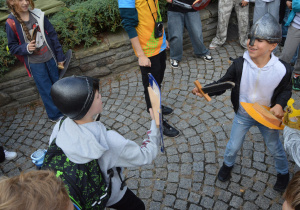 Uczniowie w przebranych za rycerzy