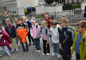 Grupa uczniów na Starym Mieście