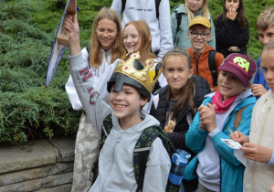 Uczniowie w przebranych za rycerzy