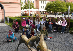 Grupa uczniów na Starym Mieście