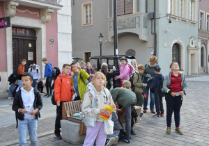 Grupa uczniów na Starym Mieście