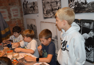 Uczniowie w czasie warsztatów