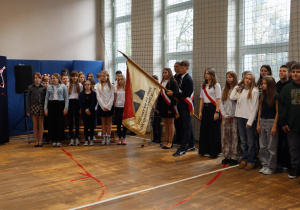 Ucznuowie i nauczyciele w czasie apelu