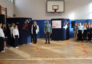 Ucznuowie i nauczyciele w czasie apelu