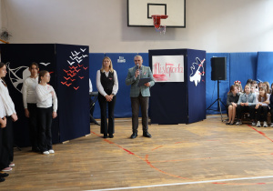 Ucznuowie i nauczyciele w czasie apelu