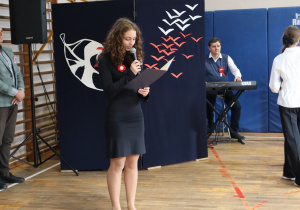 Ucznuowie i nauczyciele w czasie apelu