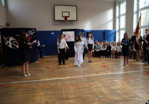 Ucznuowie i nauczyciele w czasie apelu