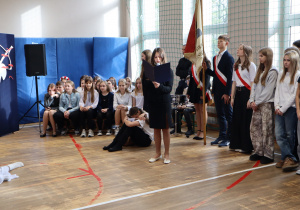 Ucznuowie i nauczyciele w czasie apelu