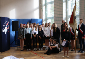 Ucznuowie i nauczyciele w czasie apelu