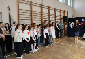 Ucznuowie i nauczyciele w czasie apelu